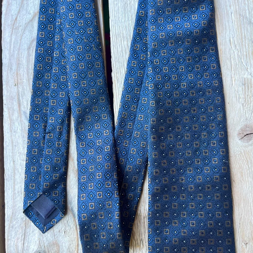 Brooks Brothers Navy & Gold Geometric Silk Tie – Made in USA w/ Italian Fabric - Picture 11 of 13